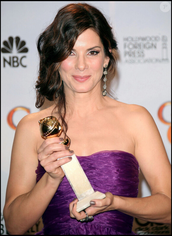 Meilleure actrice dans un drame ou comédie dramatique : Sandra Bullock (The Blind Side) qui a reçu le prix des mains de Mickey Rourke, lors de la 67e cérémonie des Golden Globes à Los Angeles le 17 janvier 2010