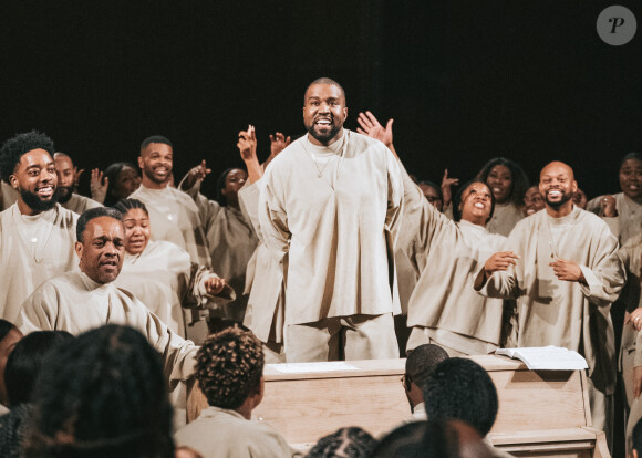 Exclusif - Kanye West lors du "Sunday Service" au Théâtre des Bouffes du Nord à Paris, le 1er mars 2020.