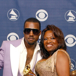 Kanye West et sa mère Donda West à la 48e cérémonie des Grammy Awards le 8 février 2006.