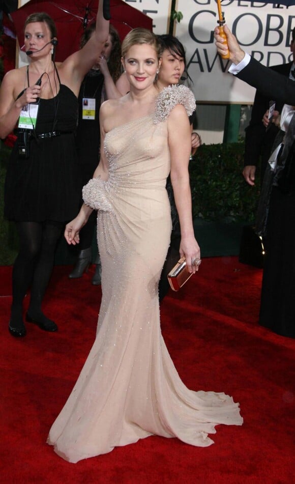 Drew Barrymore a choisi le Nude pour fouler le tapis des Golden Globes. Le 17/01/10 à L.A. En Atelier Versace.