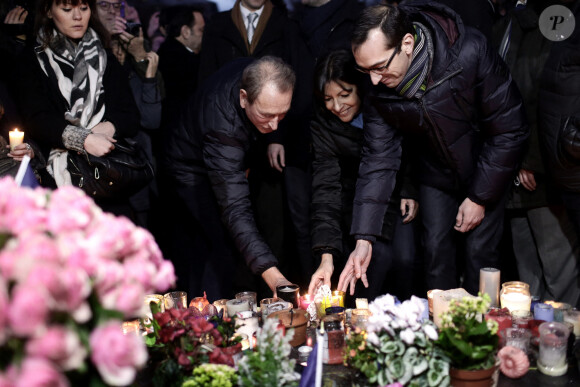 Bertrand Delanoë, Anne Hidalgo, maire de Paris, Rémi Féraud lors de l'illumination du chêne du souvenir et de la statue de Marianne dans le cadre de l'hommage rendu aux victimes des attentats de janvier et de novembre 2015, place de la République à Paris, le 10 janvier 2016.