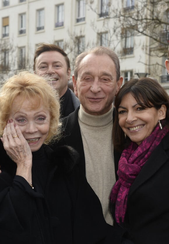 Isabelle Aubret, Bertrand Delanoë et Anne Hidalgo - Inauguration de la Place Jean Ferrat à Paris le 13 mars 2015.