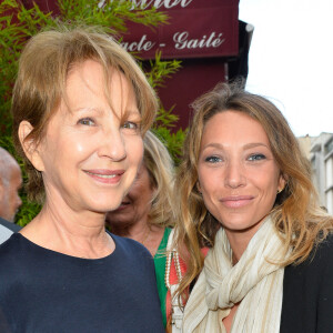 Nathalie Baye et sa fille Laura Smet - Générale de la pièce "Ça coule de source" écrite par L. M. Colla au théâtre de la Gaîté-Montparnasse à Paris, le 30 mai 2017. © Coadic Guirec/Bestimage 