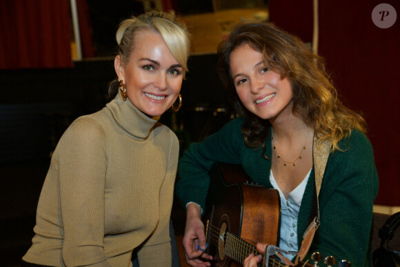 Laeticia Hallyday avec Agathe Robert pendant l'enregistrement du single "Si Tu Savais" au studio d'enregistrement Question De Son à Paris, France