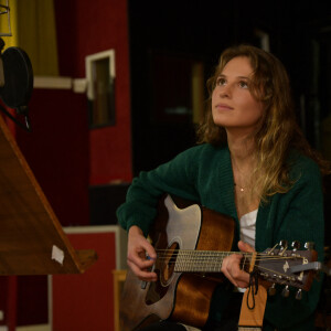Agathe Robert pendant l'enregistrement de son single "Si Tu Savais" au studio d'enregistrement Question De Son à Paris, France, le 16 novembre 2021.