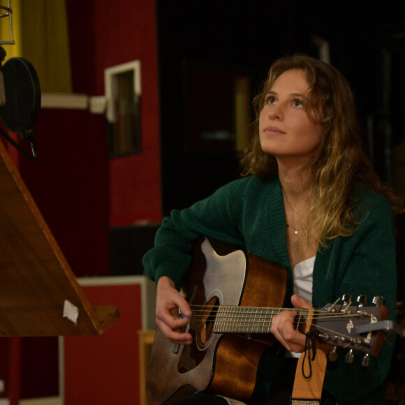 Agathe Robert pendant l'enregistrement de son single "Si Tu Savais" au studio d'enregistrement Question De Son à Paris, France, le 16 novembre 2021.