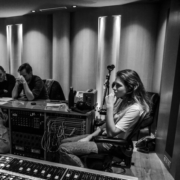 Agathe Robert pendant l'enregistrement de son single "Si Tu Savais" au studio d'enregistrement Question De Son à Paris, France, le 14 novembre 2021.
