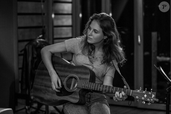 Agathe Robert pendant l'enregistrement de son single "Si Tu Savais" au studio d'enregistrement Question De Son à Paris, France, le 14 novembre 2021.