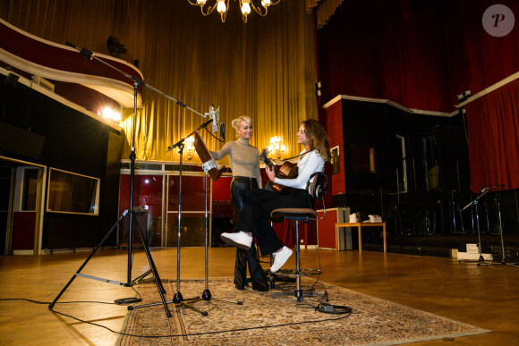 Laeticia Hallyday avec Agathe Robert pendant l'enregistrement du single "Si Tu Savais" au studio d'enregistrement Question De Son à Paris, France, le 16 novembre 2021.