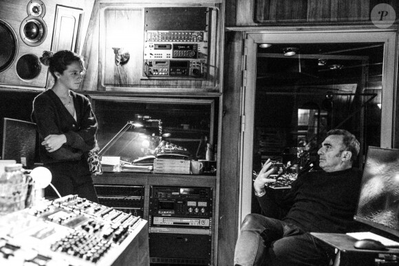 Bertrand Lamblot avec Agathe Robert pendant l'enregistrement du single "Si Tu Savais" au studio d'enregistrement Question De Son à Paris, France, le 16 novembre 2021.