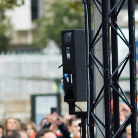 Anne Hidalgo, Maire de Paris, Laeticia Hallyday - Inauguration de l'esplanade "Johnny Hallyday" et de la statue "Quelque chose de ..." de l'artiste Bertrand Lavier sur le parvis de la salle de concert AccorHotels Arena Paris Bercy à Paris. Le 14 septembre 2021 