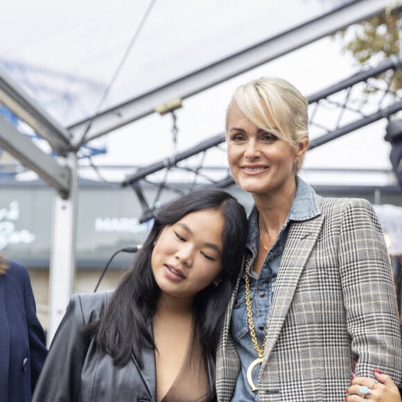 Anne Hidalgo, Maire de Paris, Laeticia Hallyday et ses filles Joy et Jade - Inauguration de l'esplanade "Johnny Hallyday" et de la statue "Quelque chose de ..." de l'artiste Bertrand Lavier sur le parvis de la salle de concert AccorHotels Arena Paris Bercy à Paris. Le 14 septembre 2021 © Borde-Jacovides-Moreau / Bestimage 