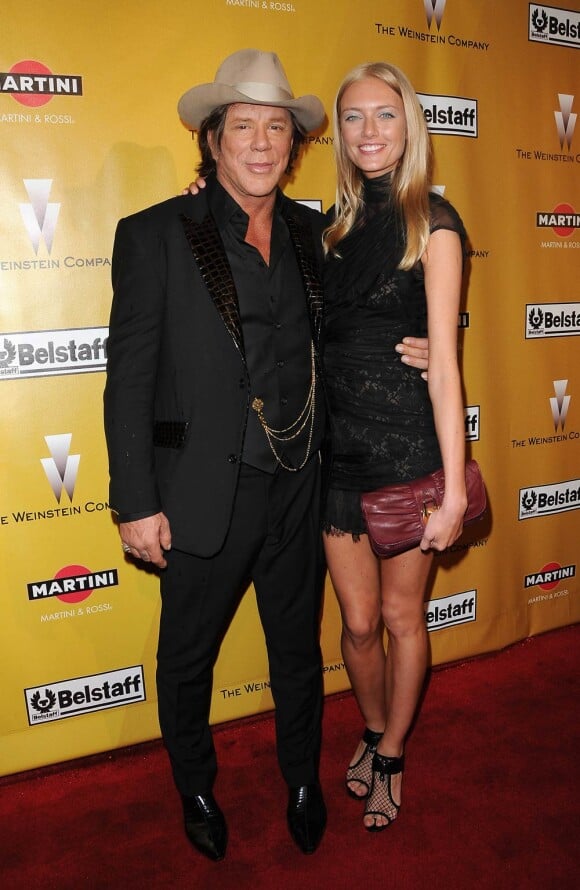 Le cowboy Mickey Rourke et sa charmante petite amie à l'occasion de l'after party des Golden Globe Awards, organisée par la Weinstein Company au Bar 210 de Los Angeles, le 17 janvier 2010.