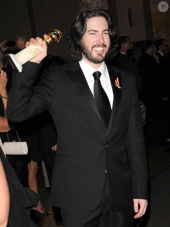 Le réalisateur Jason Reitman et son Golden Globe du meilleur scénario à l'occasion de l'after party des Golden Globe Awards, organisée par la Weinstein Company au Bar 210 de Los Angeles, le 17 janvier 2010.