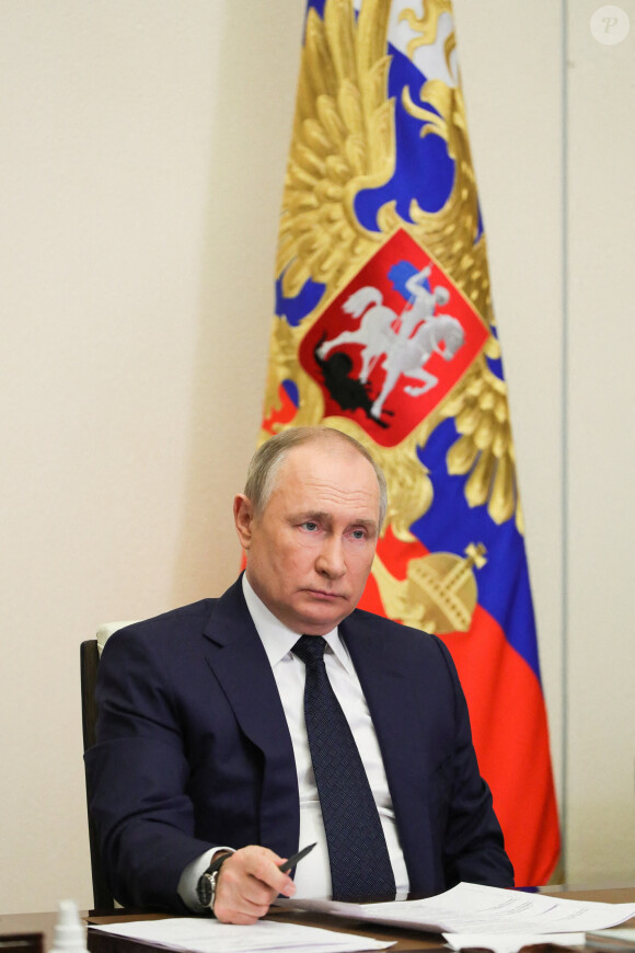 Le président russe Vladimir Poutine s'entretient avec les membre de son gouvernement par vidéo depuis sa résidence de Novo Ogaryovo alors que la guerre russo-ukrainienne fait rage depuis le 24 février 2022. Le 23 mars 2022. 
