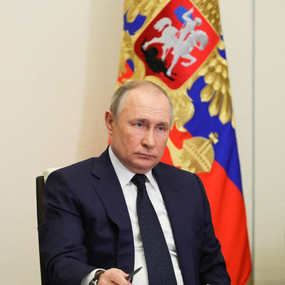 Le président russe Vladimir Poutine s'entretient avec les membre de son gouvernement par vidéo depuis sa résidence de Novo Ogaryovo alors que la guerre russo-ukrainienne fait rage depuis le 24 février 2022. Le 23 mars 2022. 