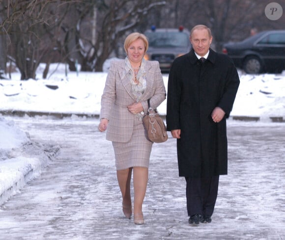 Vladimir Poutine et son épouse de l'époque Lioudmila, allant voter à Moscou