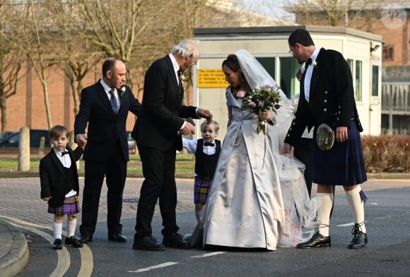 L'avocate Stella Morris, dans une robe de V.Westwood, se marie avec son ancien client, J.Assange, emprisonné dans le centre pénitentiaire de Belmarsh à Londres, le 23 mars 2022.