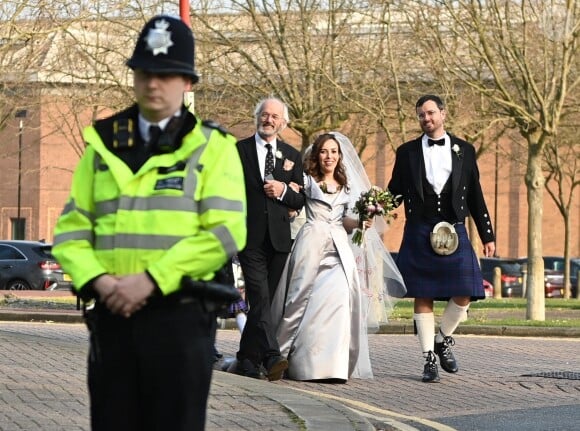 L'avocate Stella Morris, dans une robe de V.Westwood, se marie avec son ancien client, J.Assange, emprisonné dans le centre pénitentiaire de Belmarsh à Londres, le 23 mars 2022.