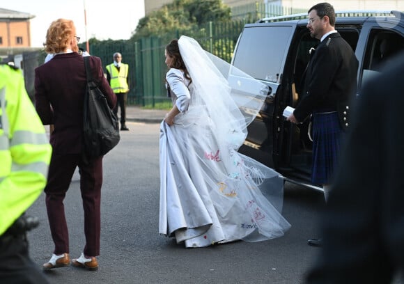 L'avocate Stella Morris, dans une robe de V.Westwood, se marie avec son ancien client, J.Assange, emprisonné dans le centre pénitentiaire de Belmarsh à Londres, le 23 mars 2022.