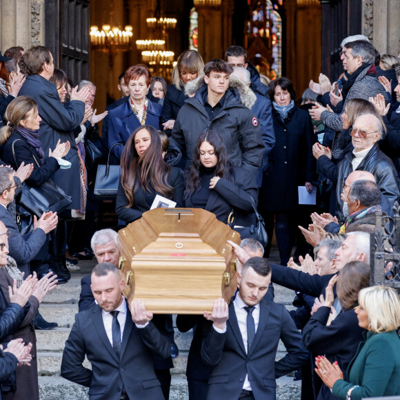 Nathalie Marquay et ses enfants Lou et Tom Dominique Bonnet (première femme de Jean-Pierre Pernaut) - La famille de Jean-Pierre Pernaut à la sortie des obsèques en la Basilique Sainte-Clotilde à Paris le 9 mars 2022. © Cyril Moreau/Bestimage