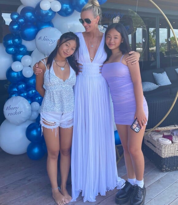 Laeticia Hallyday et ses filles lors d'une soirée dans leur maison de Saint Barth @ Instagram / Laeticia Hallyday