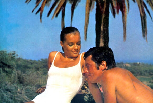Alain Delon et Romy Schneider sur le tournage du film "La piscine". 1969 