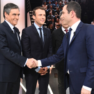 François Fillon, Emmanuel Macron, Jean-Luc Mélenchon, Benoît Hamon et Marine Le Pen lors de la première confrontation entre les cinq principaux candidats à la présidentielle 2017 lors du "Grand Débat" sur le plateau de TF1 et LCI à Aubervilliers, France, le 20 mars 2017. © Eliot Blondet/Pool/Bestimage 