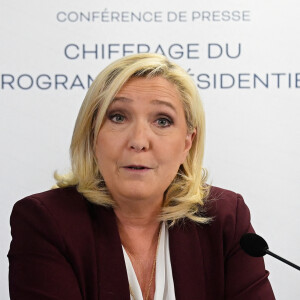 La candidate à l'élection présidentielle 2022 du parti "Rassemblement National", Marine Le Pen, a présenté le chiffrage de son programme lors d'une conférence de presse à Paris. Le 23 mars 2022 © Federico Pestellini / Panoramic / Bestimage