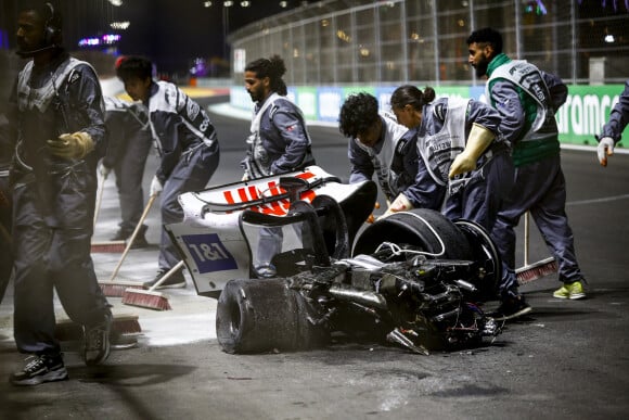 Le pilote allemand Mick Schumacher, fils de Michael Schumacher, a été victime ce samedi d'une très violente sortie de piste lors des qualifications du Grand Prix de Formule 1 d'Arabie saoudite sur le circuit de Jeddah le 26 mars 2022. © Hoch Zwei via ZUMA Press Wire)