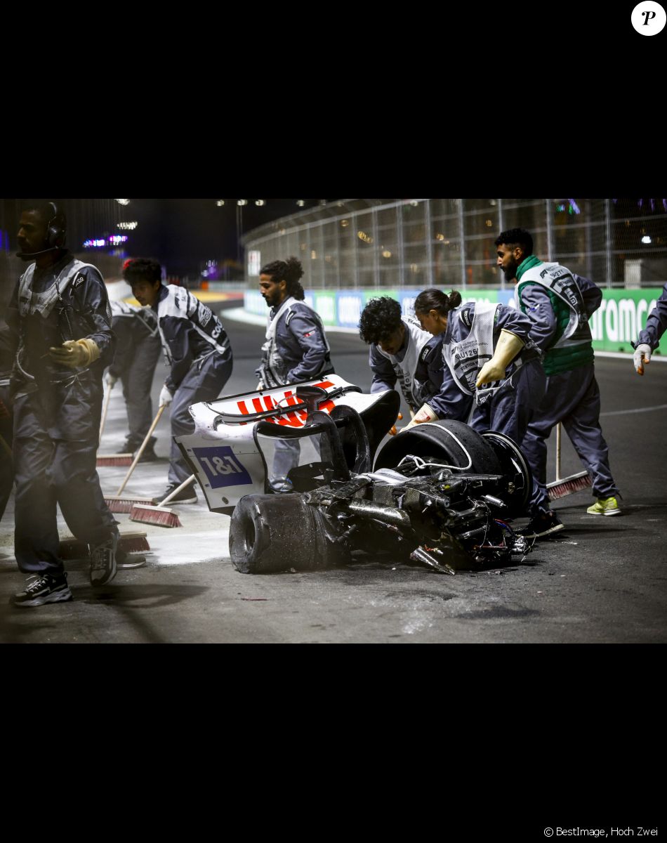 Le pilote allemand Mick Schumacher, fils de Michael Schumacher, a été victime ce samedi d'une très violente sortie de piste lors des qualifications du Grand Prix de Formule 1 d'Arabie saoudite sur le circuit de Jeddah le 26 mars 2022. © Hoch Zwei via ZUMA Press Wire)