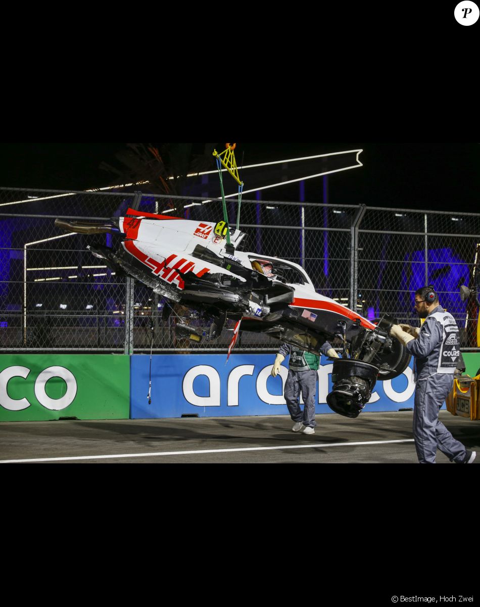 Le pilote allemand Mick Schumacher, fils de Michael Schumacher, a été victime ce samedi d'une très violente sortie de piste lors des qualifications du Grand Prix de Formule 1 d'Arabie saoudite sur le circuit de Jeddah le 26 mars 2022 © Hoch Zwei via ZUMA Press Wire)