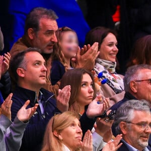 Jean Dujardin, sa femme Nathalie Péchalat et leur fille Jeanne et Roxana Maracineanu assistent au sacre du couple Cizeron-Papadakis en danse sur glace en tribunes de l'Arena de Montpellier lors des championnats du monde de patinage artistique 2022 le 26 mars 2022. © MPP/Bestimage