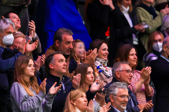 Jean Dujardin, sa femme Nathalie Péchalat et leur fille Jeanne et Roxana Maracineanu assistent au sacre du couple Cizeron-Papadakis en danse sur glace en tribunes de l'Arena de Montpellier lors des championnats du monde de patinage artistique 2022 le 26 mars 2022. © MPP/Bestimage
