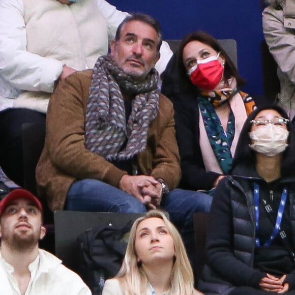 Jean Dujardin et sa femme Nathalie Péchalat dans les tribunes lors du programme danse rythmique des championnats du monde de patinage artistique 2022 à Montpellier, France, le 25 mars 2022. © Laurent Lairys/Panoramic/Bestimage