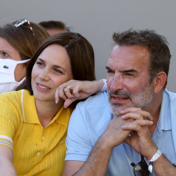 Nathalie Péchalat et Jean Dujardin dans les tribunes lors de la finale hommes des Internationaux de France de tennis de Roland Garros à Paris le 13 juin 2021. © Dominique Jacovides / Bestimage