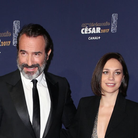 Jean Dujardin et sa compagne Nathalie Péchalat posent lors du photocall de la 42ème cérémonie des Cesar à la salle Pleyel à Paris, le 24 février 2017. © Dominique Jacovides - Olivier Borde / Bestimage