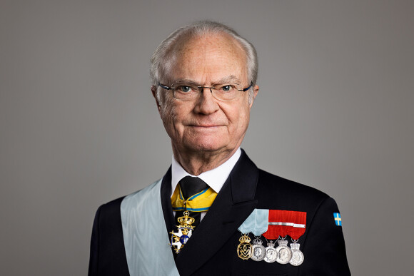 Nouveau portrait officiel du roi Carl XVI Gustaf de Suède, mars 2022.