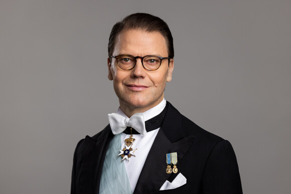 Nouveau portrait officiel du prince Daniel de Suède, mars 2022.