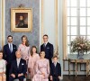 Nouveau portrait officiel de la famille royale de Suède avec le roi Carl Gustaf et son épouse la reine Silvia, la princesse héritière Victoria, son mari le prince Daniel et leurs enfants, la princesse Estelle et le prince Oscar. Le prince Carl Phiilip est accompagné de son épouse la princesse Sofia et de sa soeur la princesse Madeleine. Mars 2022