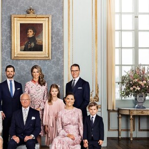 Nouveau portrait officiel de la famille royale de Suède avec le roi Carl Gustaf et son épouse la reine Silvia, la princesse héritière Victoria, son mari le prince Daniel et leurs enfants, la princesse Estelle et le prince Oscar. Le prince Carl Phiilip est accompagné de son épouse la princesse Sofia et de sa soeur la princesse Madeleine. Mars 2022