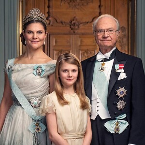 Le roi Carl Gustaf de Suède avec sa fille et héritière la princesse Victoria et sa petite-fille, la princesse Estelle. Nouveau portrait officiel.