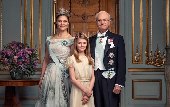 Le roi Carl Gustaf de Suède avec sa fille et héritière la princesse Victoria et sa petite-fille, la princesse Estelle. Nouveau portrait officiel.