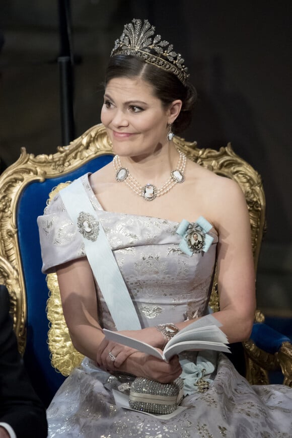 La princesse Victoria de Suède avec son diadème napoléonien lors de la cérémonie des Prix Nobel à Stockholm en 2016. 