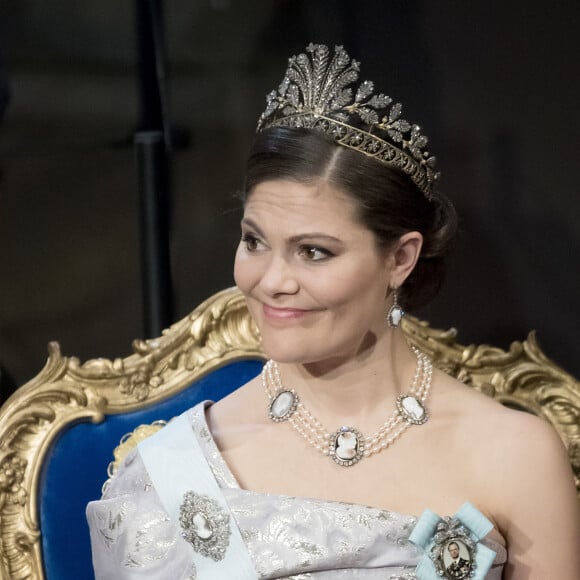 La princesse Victoria de Suède avec son diadème napoléonien lors de la cérémonie des Prix Nobel à Stockholm en 2016. 