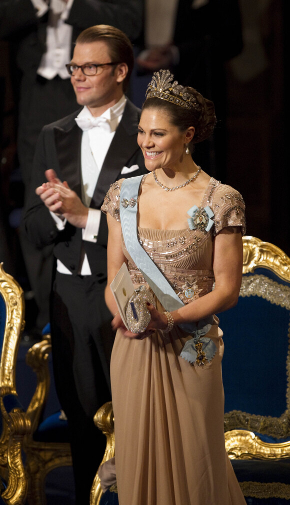 Le prince Daniel et la princesse Victoria (avec son diadème napoléonien) lors de la cérémonie des Prix Nobel à Stockholm, en 2010. 