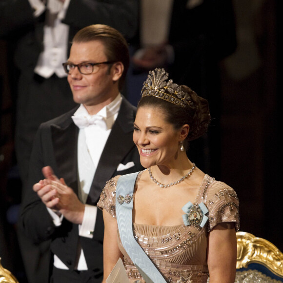 Le prince Daniel et la princesse Victoria (avec son diadème napoléonien) lors de la cérémonie des Prix Nobel à Stockholm, en 2010. 