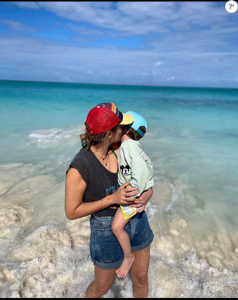 Julie de Bona et son fils sur Instagram. Le 25 février 2022.