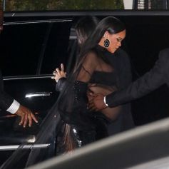 Rihanna, enceinte, arrive à l'after-party des Oscar de Jay-Z au Château Marmont à Los Angeles. 