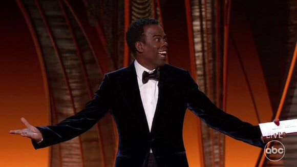 Chris Rock blaguant de façon déplacée sur Jada Pinkett-Smith et son alopécie durant les Oscars le 27 mars 2022